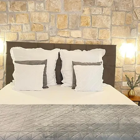 Stonehouse-pag * Povljana